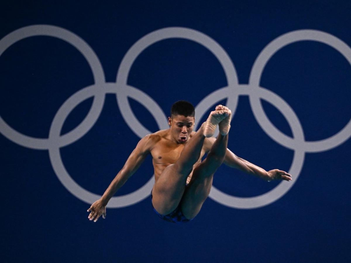  Luis Felipe Uribe recibe diploma olímpico en trampolín tres metros