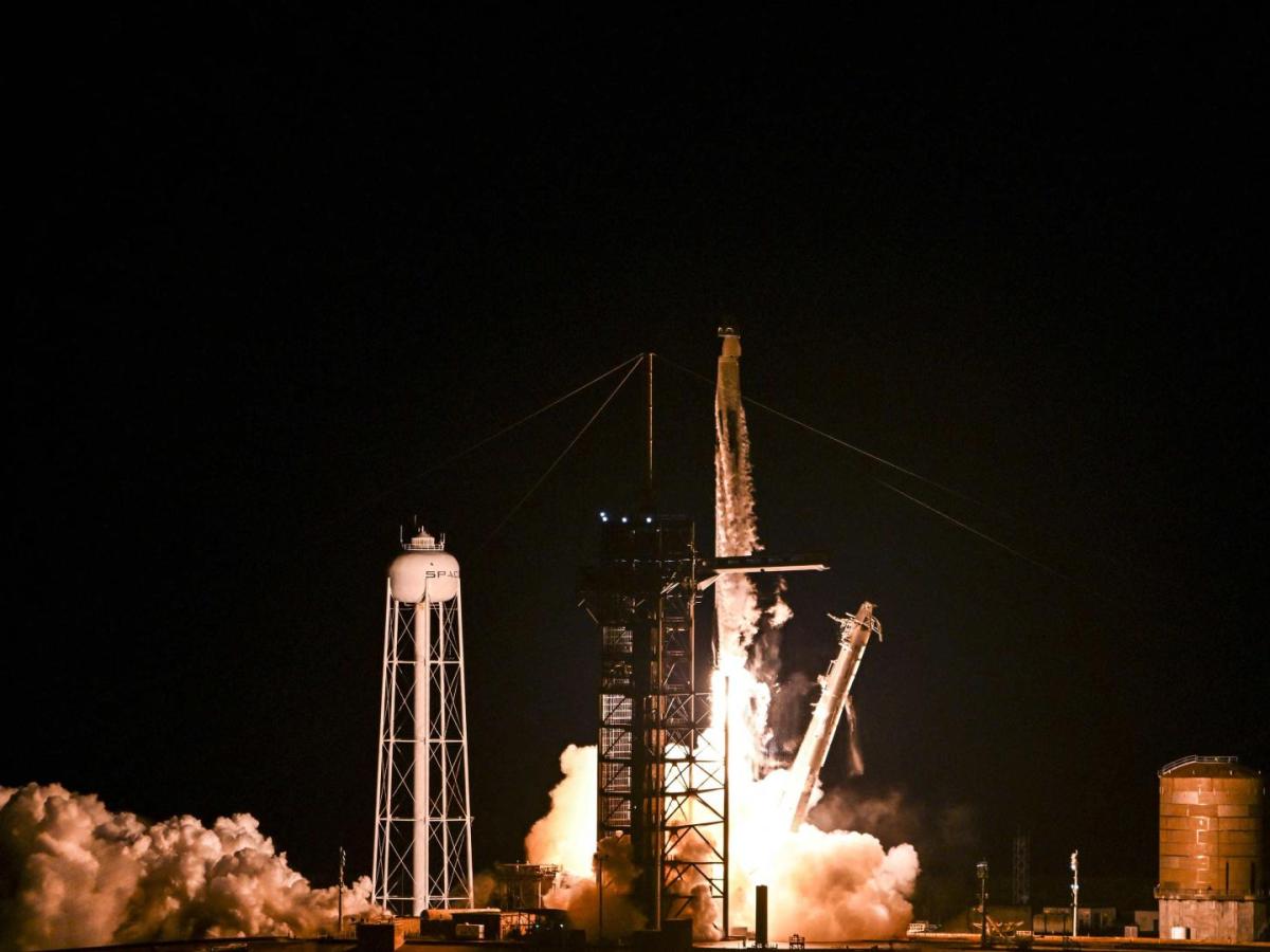 Misión SpaceX primer paseo espacial inicia sin problemas