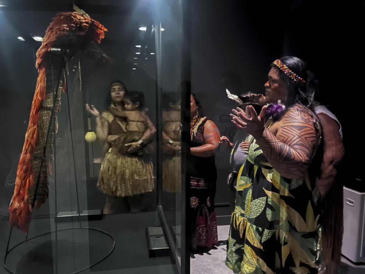 Brasil: indígenas Tupinambá recuperan manto sagrado 