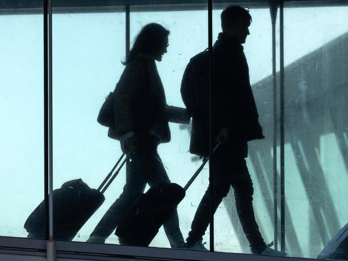 Pasajero intenta abrir la puerta de un avión en vuelo