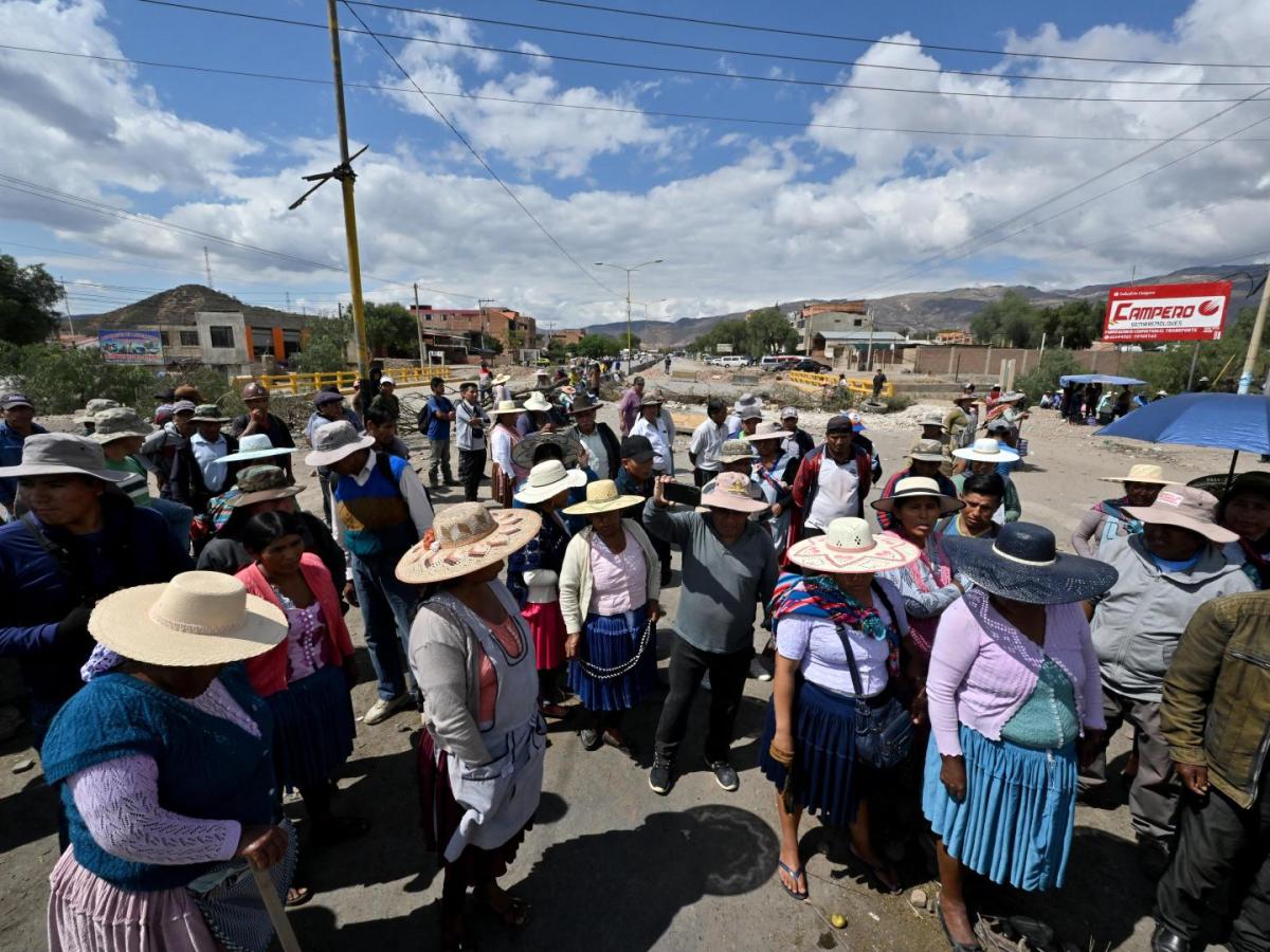Manifestantes en Bolivia ocasionadas por el atentado a expresidente Evo Morales.