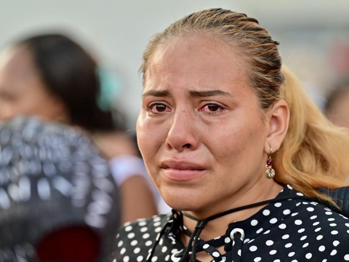 Familiares y compañeros lloras por la muerte de los cuatro niños