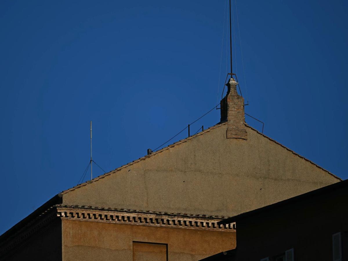 Chimenea está lista para el cónclave en la Capilla Sixtina
