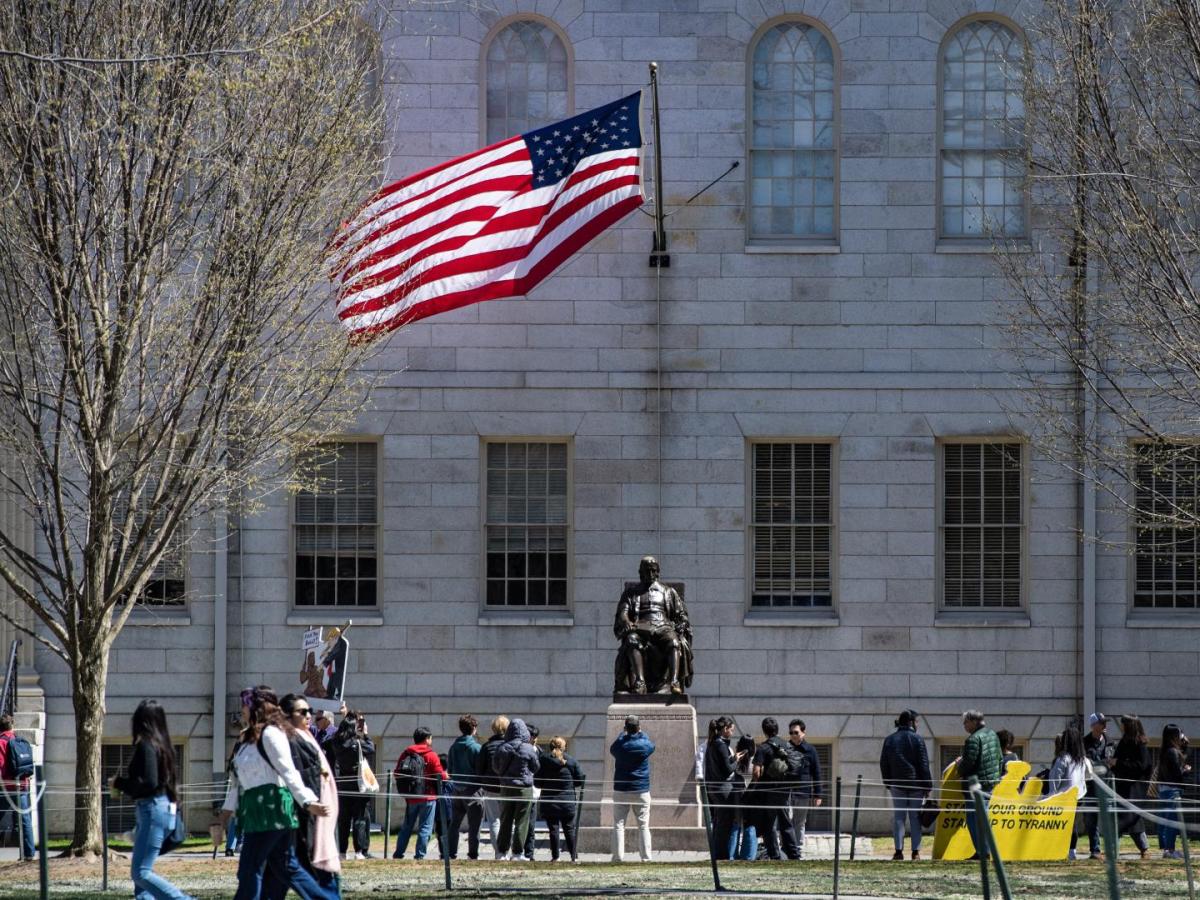 Harvard demanda a Donald Trump