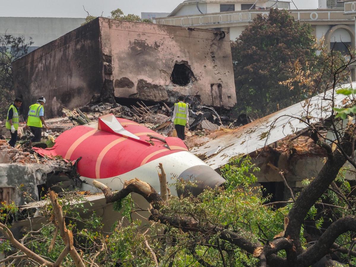 India: Encontraron caja negra del avión accidentado 