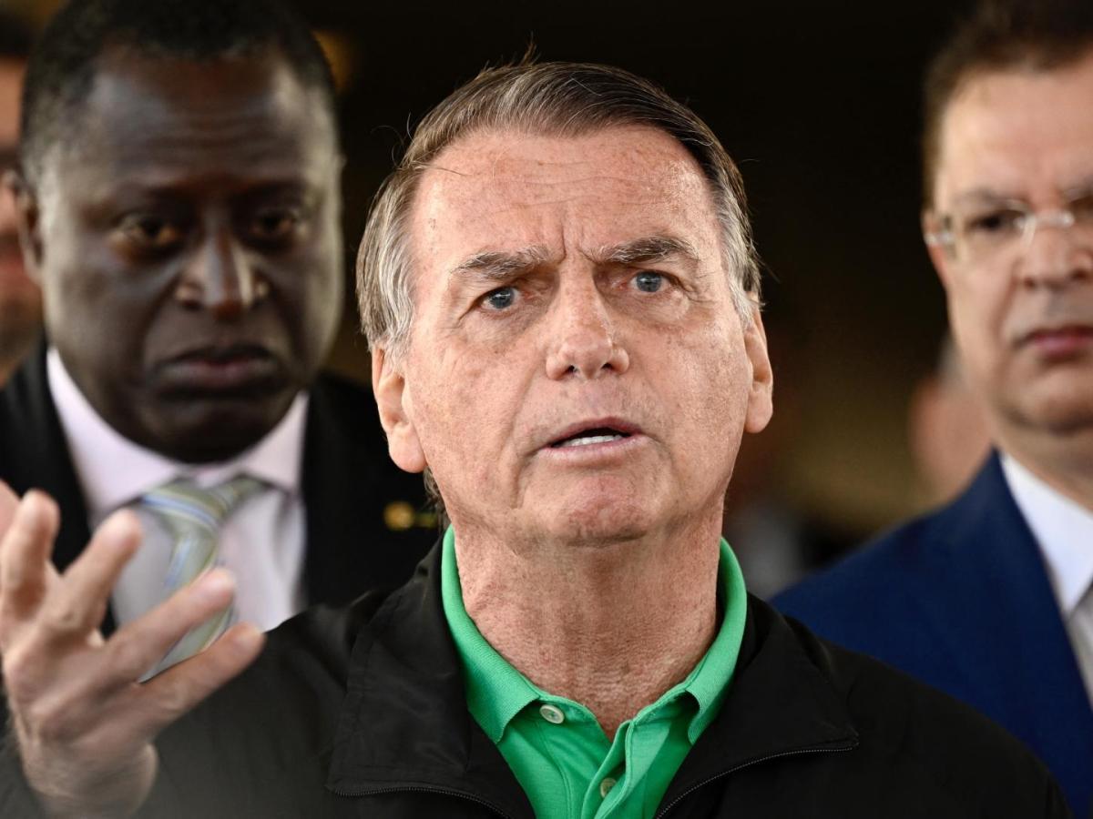 Jair Bolsonaro, obligado a usar tobillera electrónica