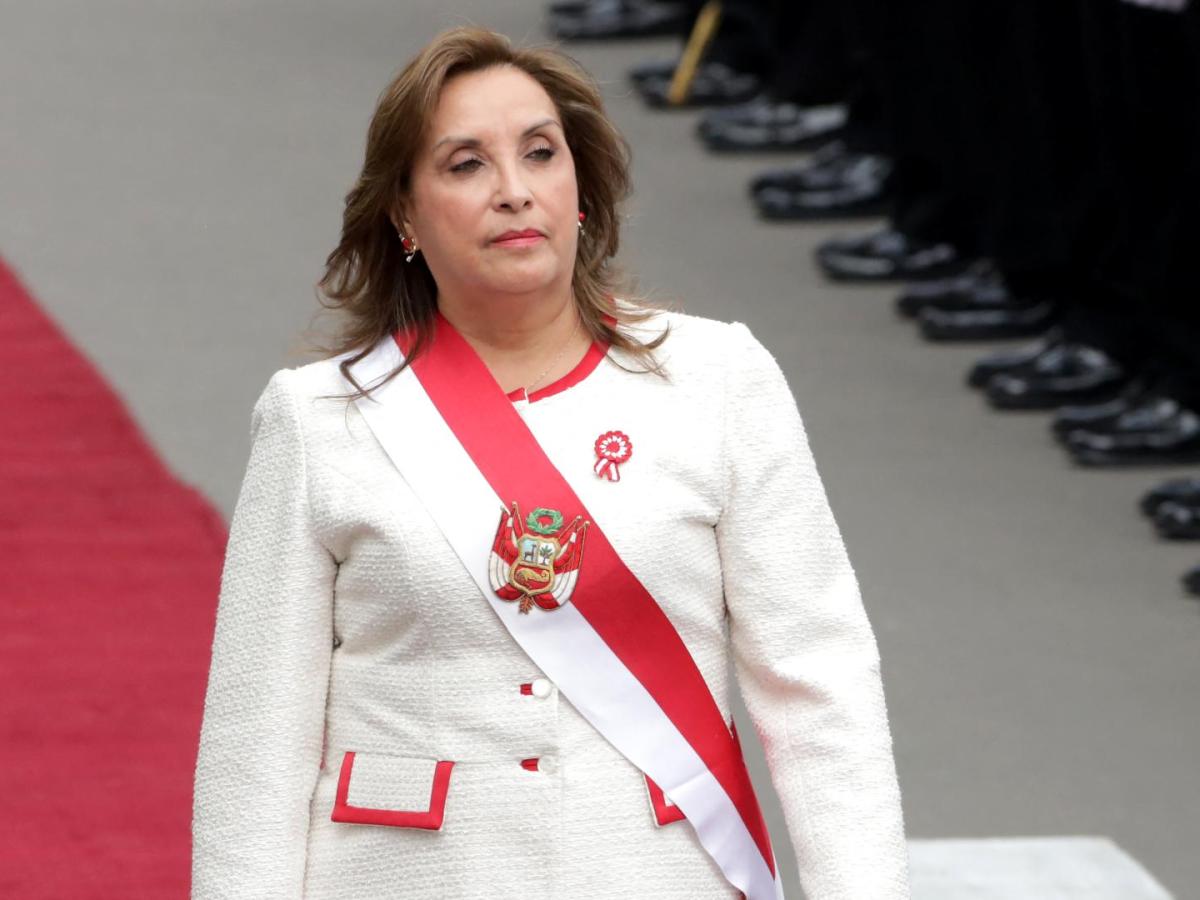 Dina Boluarte en la cuerda floja como presidenta de Perú por presunta corrupción