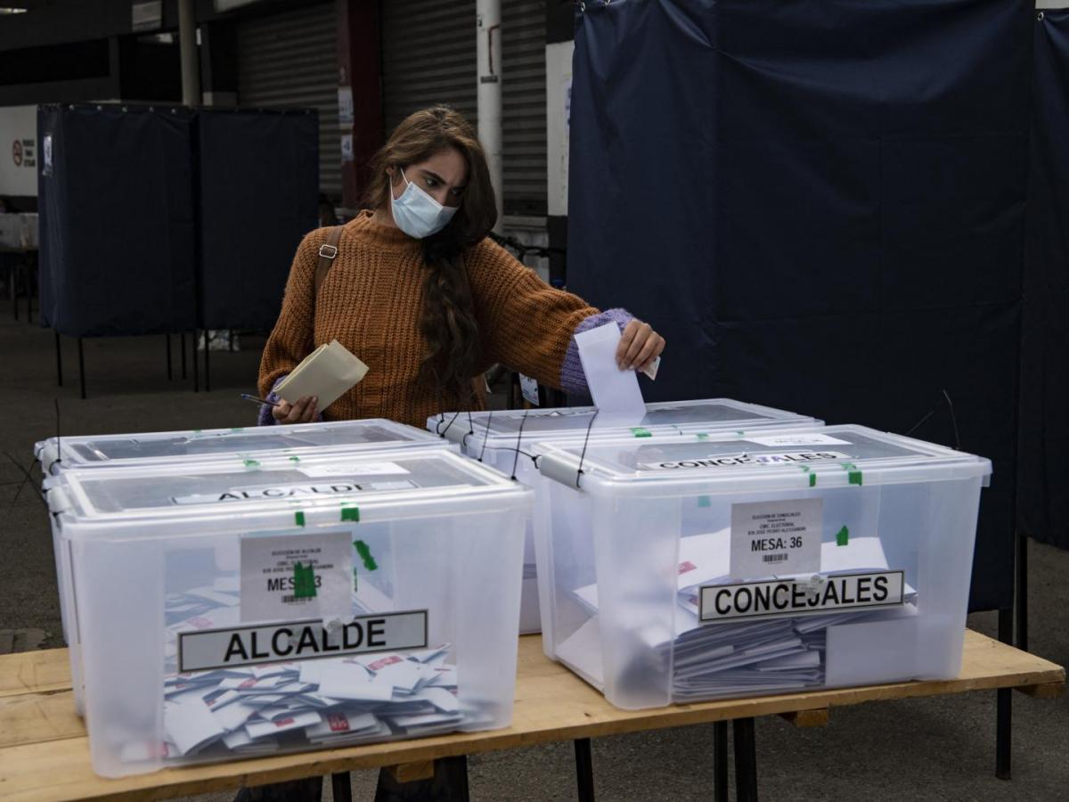 Elección de constituyentes en Chile cierra con 43 % de participación, menor al plebiscito