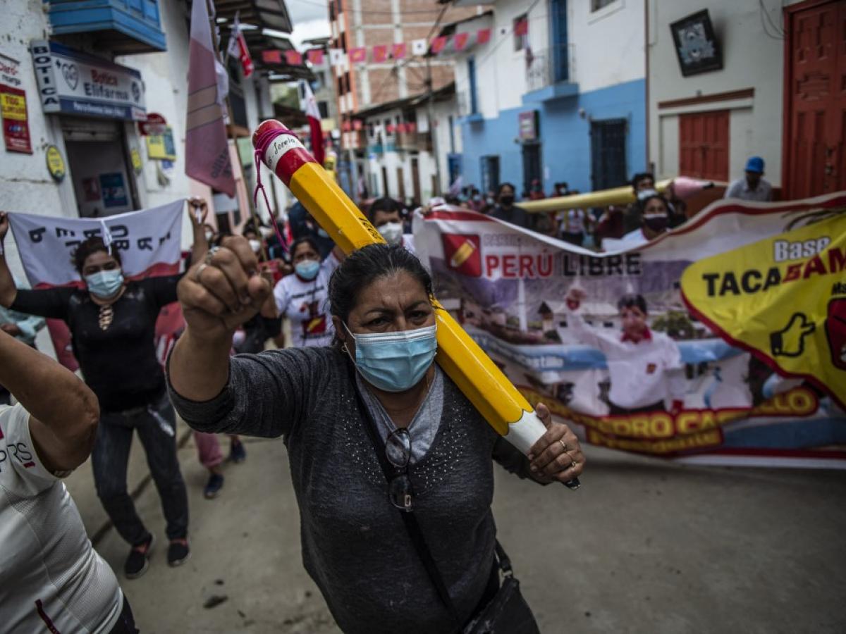 Manifestantes en las calles de Perú apoyando al candidato Pedro Castillo