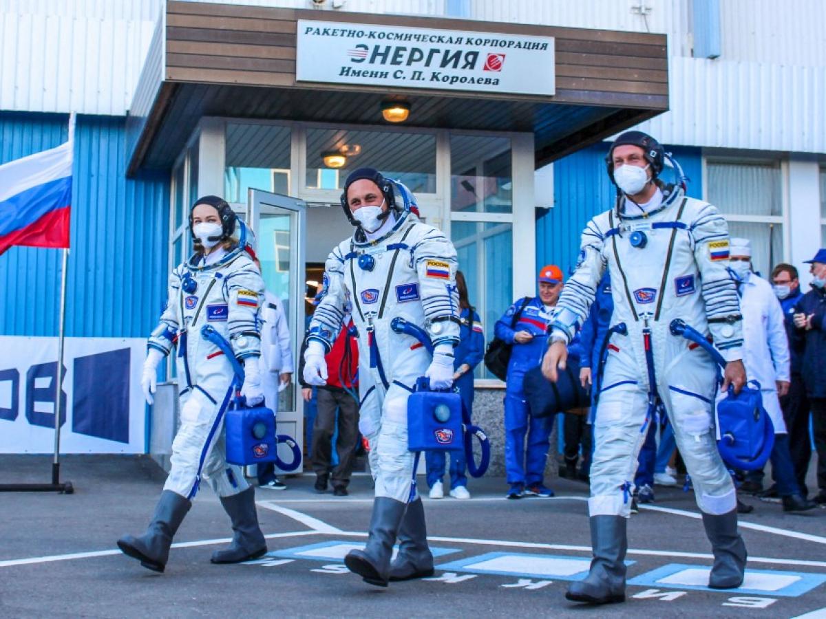 Cosmonautas rusos viajan a hacer película en el espacio