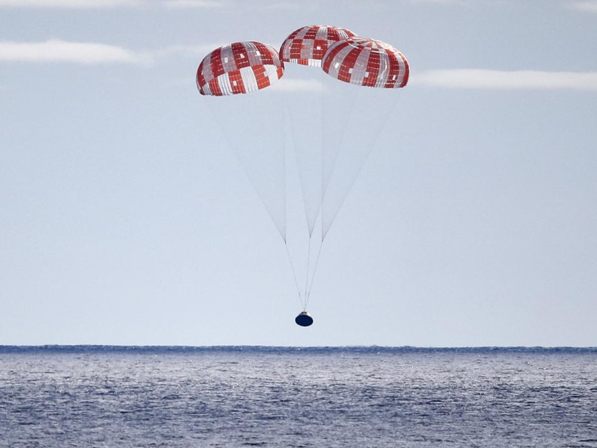 Cápsula Orión de la NASA ameriza tras viaje alrededor de la Luna