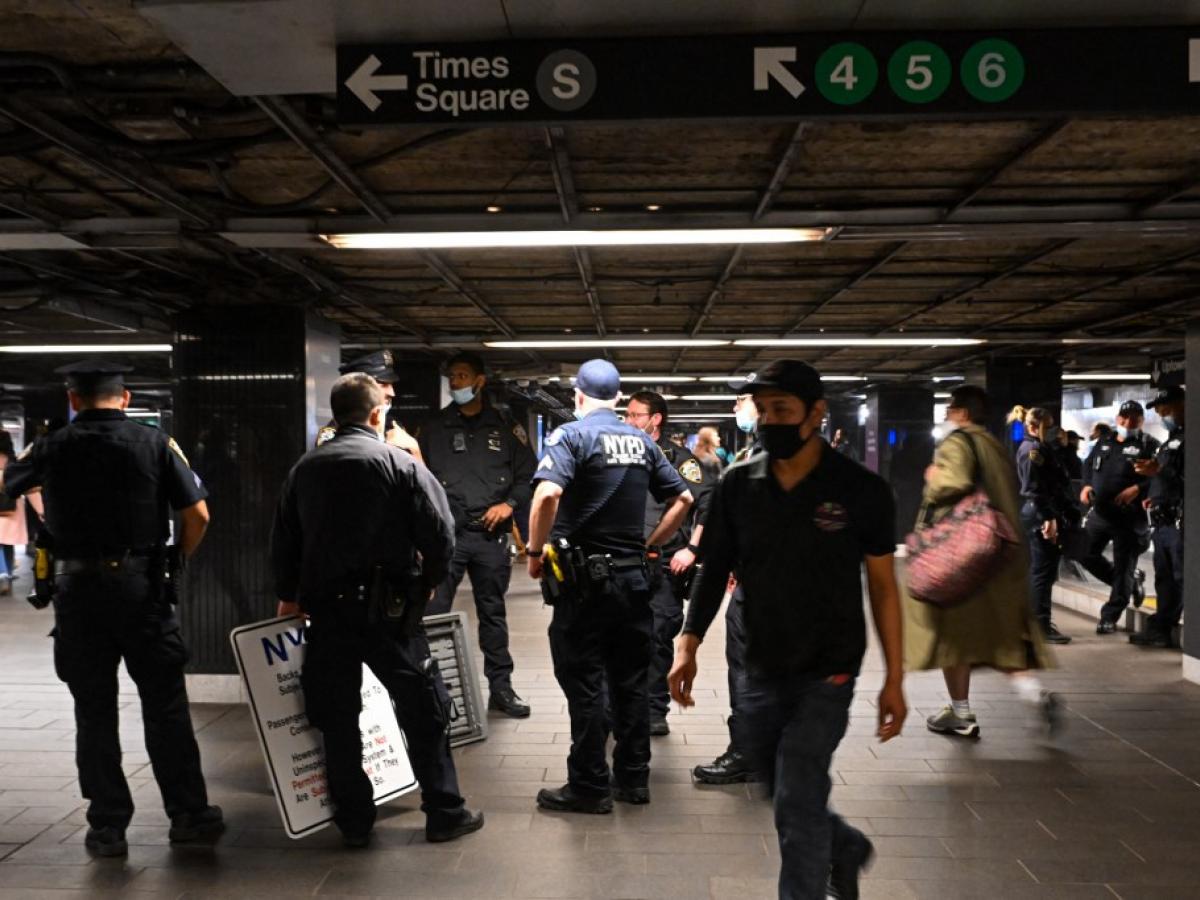 Tiroteo en el metro de Nueva York: Policía busca al sospechoso