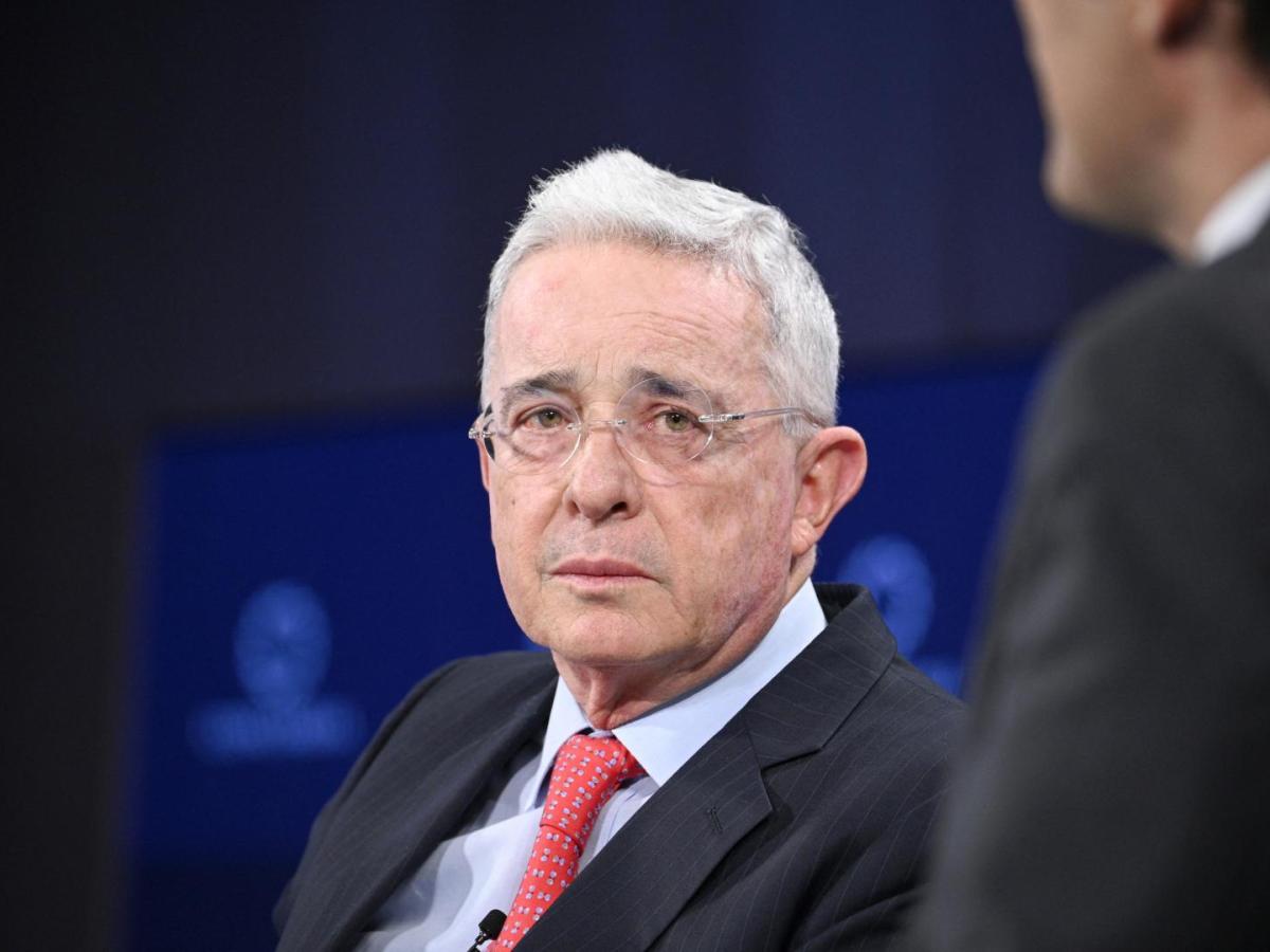 Caso Uribe: Víctimas denuncian al expresidente, sus hijos y Dir. del Centro Democrático 