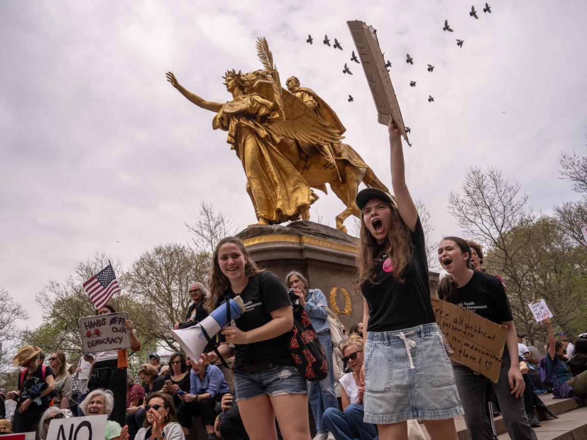 Personas en Nueva York protestan contra Donald Trump
