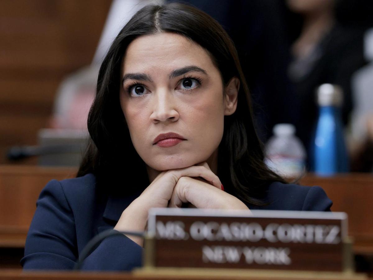 Ocasio-Cortez propone enmiendas sobre Colombia en presupuesto de defensa de EE. UU.