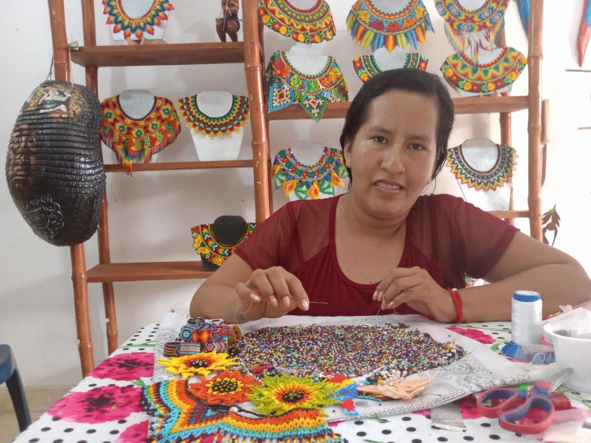 Artesanías de Colombia | Bisutería con pepas de mostacilla en Putumayo Artesanías de Colombia | Bisutería con pepas de mostacilla en Putumayo
