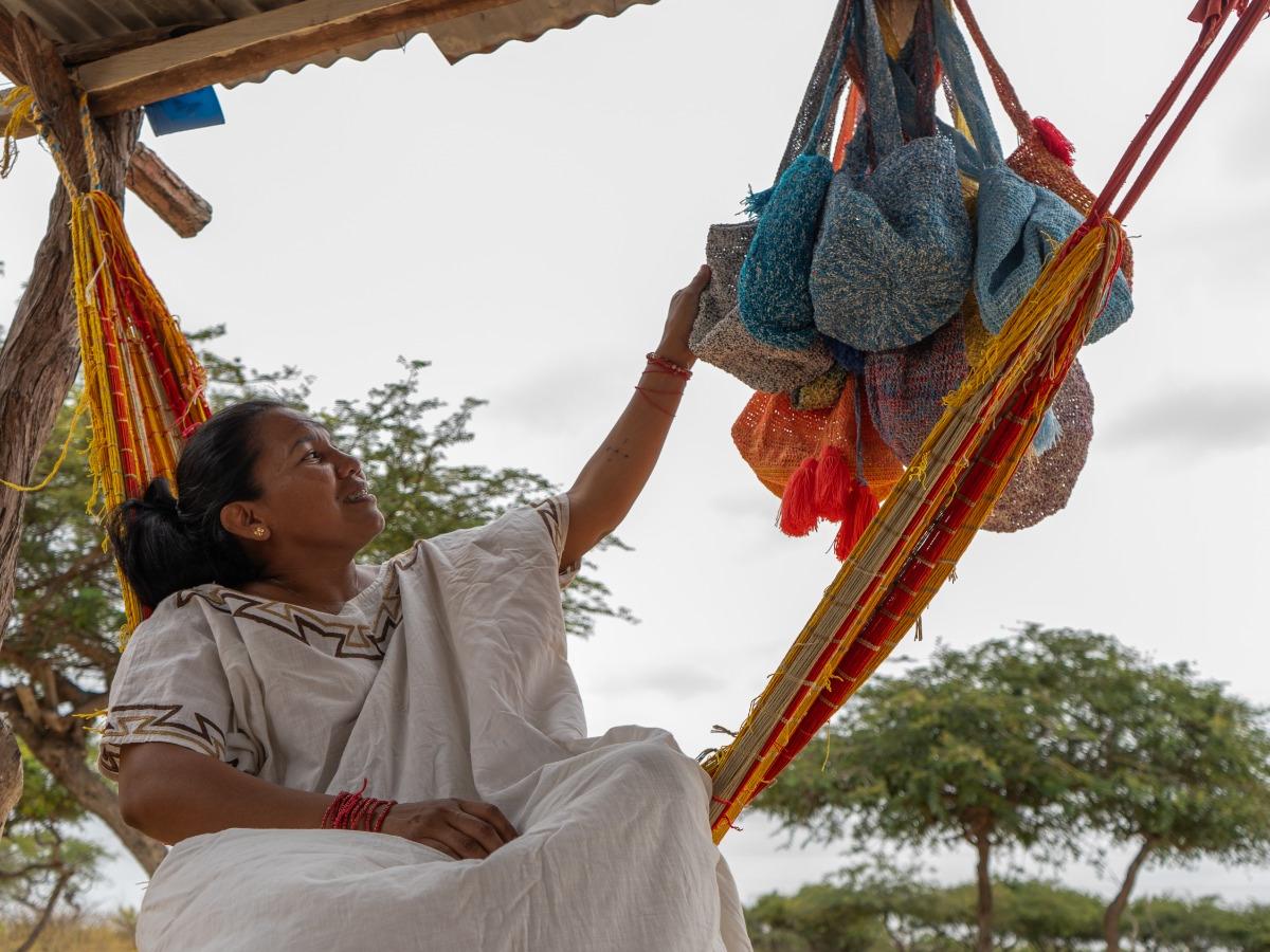 Con mochilas de plástico reciclado, comunidades Wayuu buscan recuperar técnicas de tejido ancestral