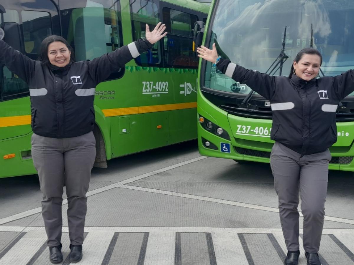 Desafíos y logros que enfrentan las conductoras de transporte público en Bogotá