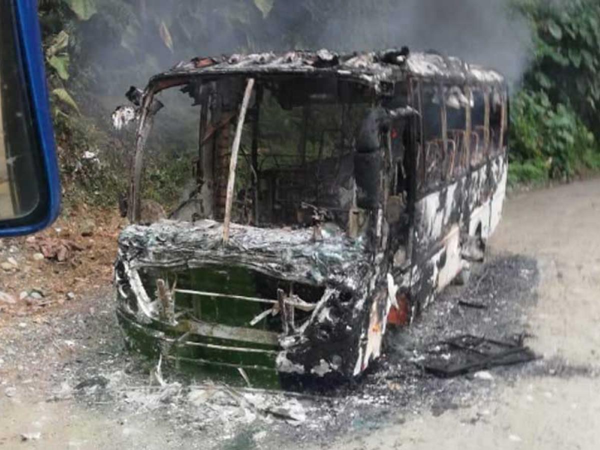 Eln habría incinerado bus que cubría la ruta Quibdó - Medellín