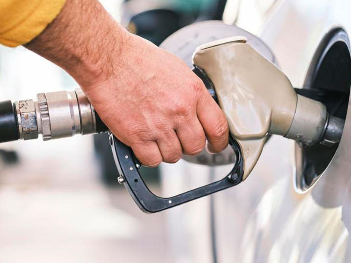 MinMinas y la SuperIndustria recibieron denuncias ciudadanas sobre el aparente incumplimiento de las estaciones de gasolina de no reducir $500 por galón de combustible.