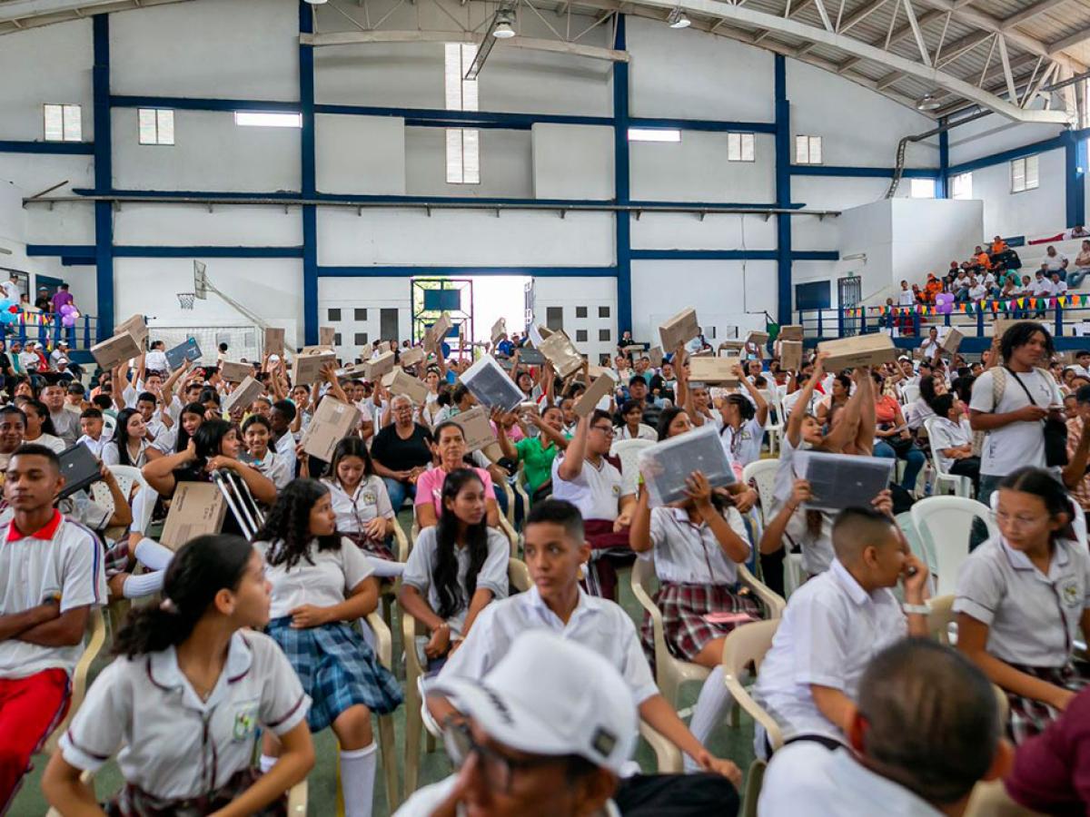 El Ministerio TIC potencia la educación de niños y niñas de Caucasia Antioquia, con la entrega de computadores