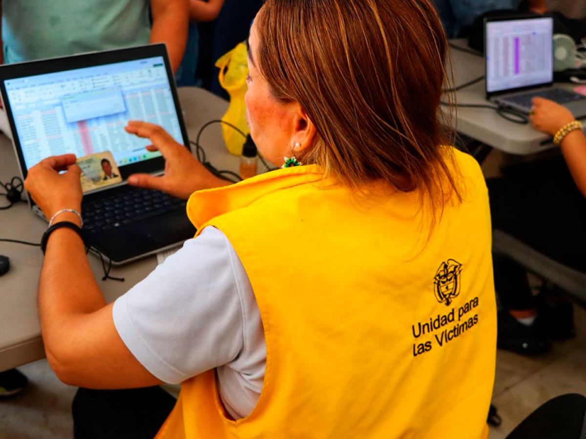 Indemnizaciones para víctimas del conflicto en el Cesar: entregan $12.200 millones en cartas