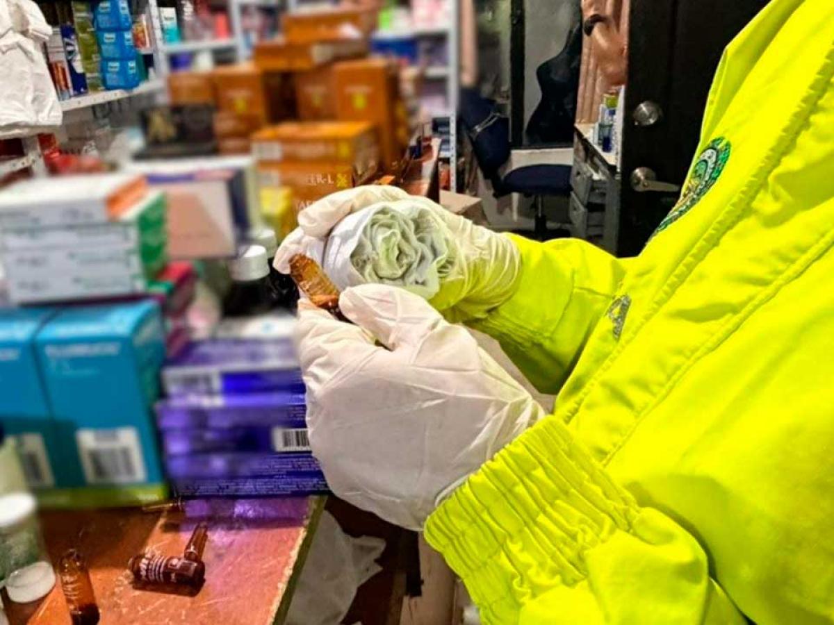 Las autoridades hallaron fármacos sin registro sanitario, productos de uso institucional y medicinas ingresadas ilegalmente al país. El valor de lo incautado supera los $3.459 millones.