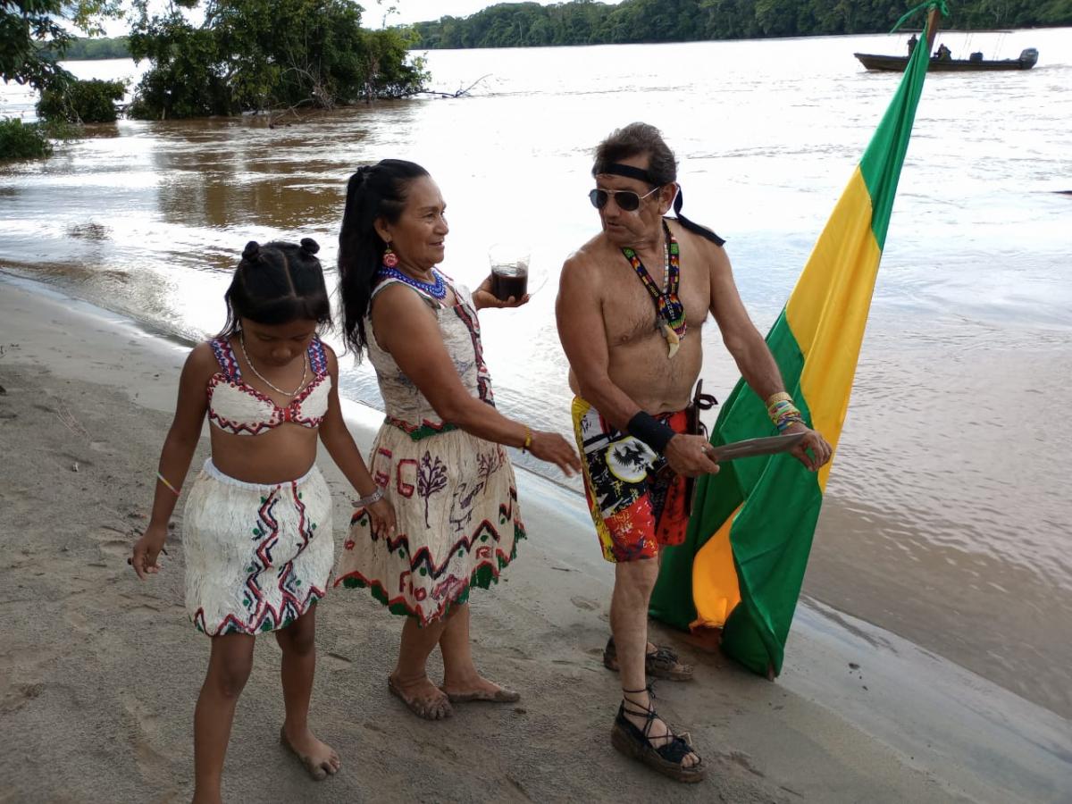 El adulto mayor que cruza el río Putumayo atado de manos 