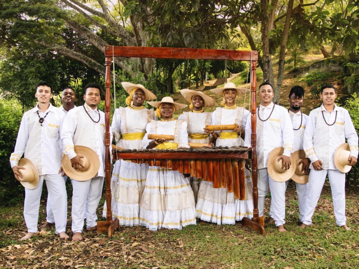 Música gratis en Radio Nacional de Colombia: Por una Morena, De Mar y de Río