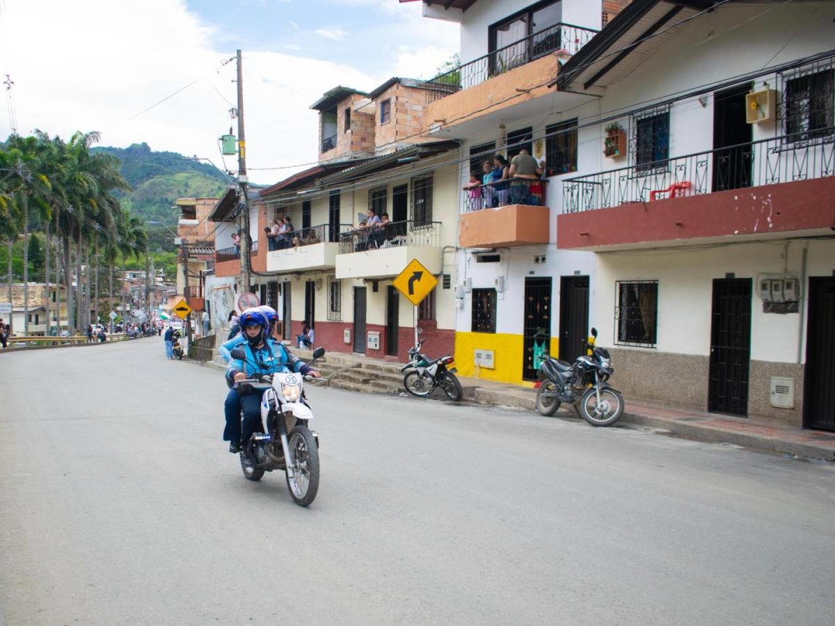 Recompensa información sujetos golpearon adulto mayor 