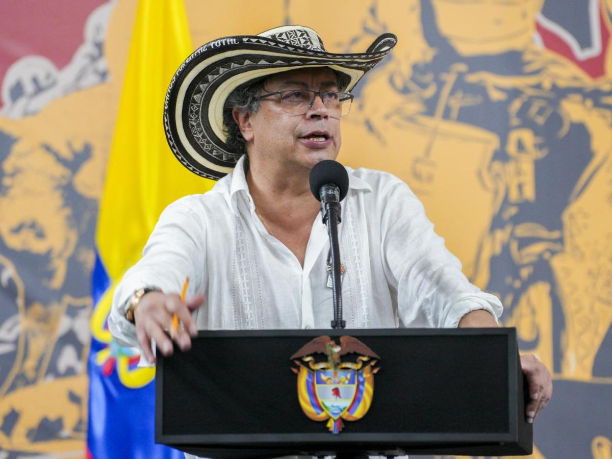 Petro propone a Mancuso finalizar proceso de paz de Álvaro Uribe