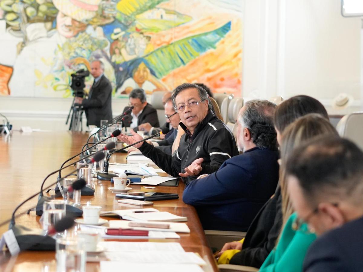 Presidente critica orden de no transmitir consejos de ministros