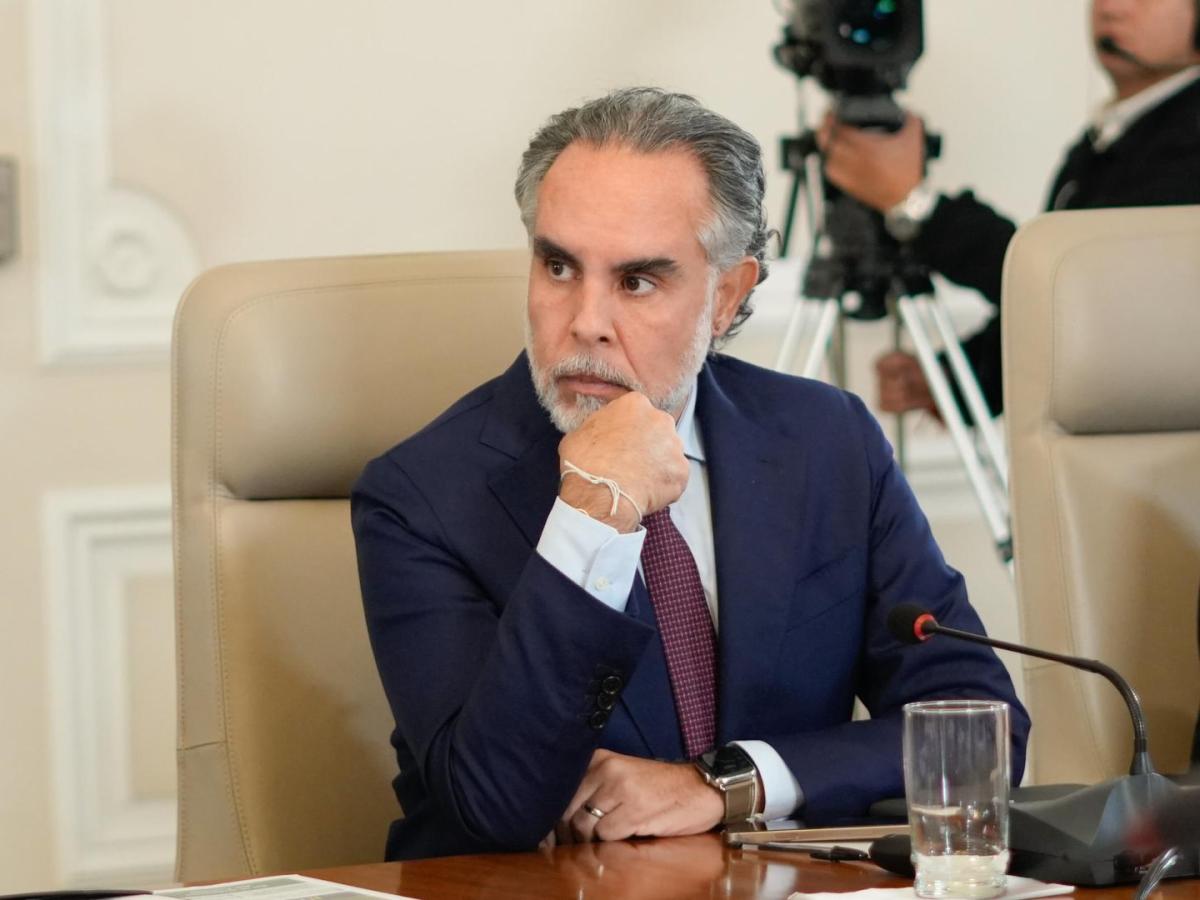 Benedetti no irá a juicio tras conciliar con Lina María Arbeláez