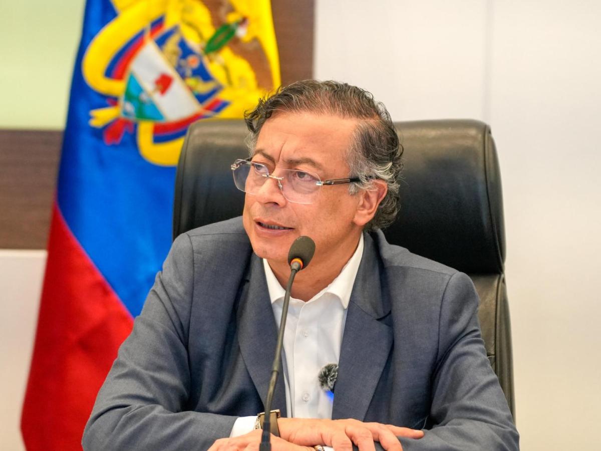 Gustavo Petro anuncia eliminación de aranceles a telas y cueros
