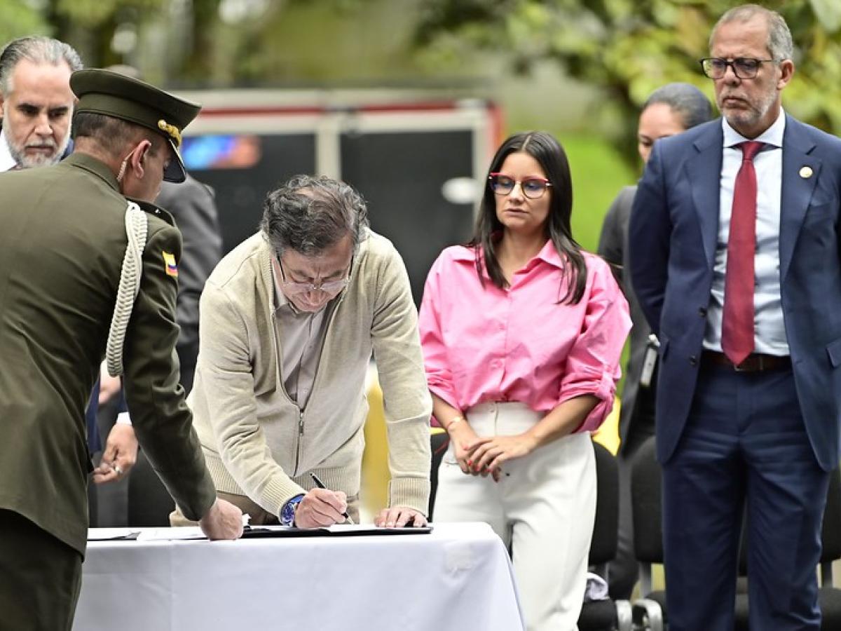 Presidente Petro firmando la Ley de Salud Mental