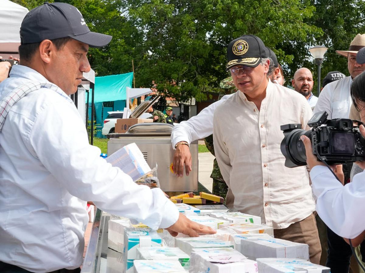 Presidente Petro entregando maquinaria a los campesinos.