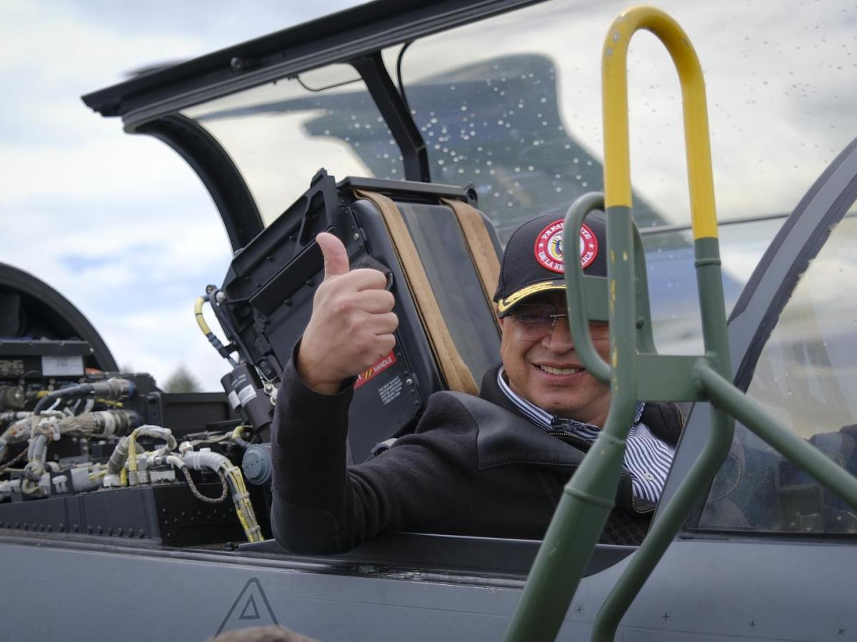 Petro anuncia compra de aviones Gripen y armamento a múltiples países en F-AIR 2025