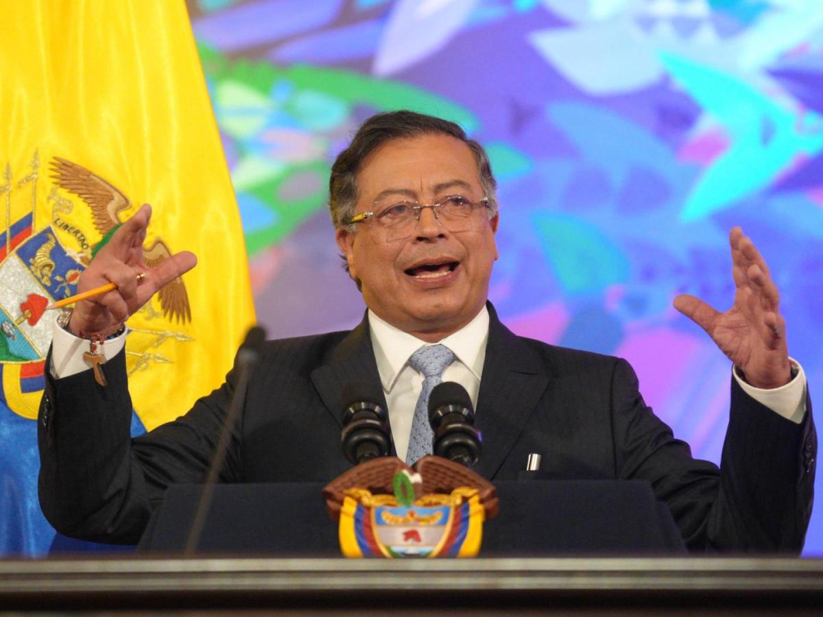 Presidente Petro responde a Paloma Valencia sobre entrega de tierras 