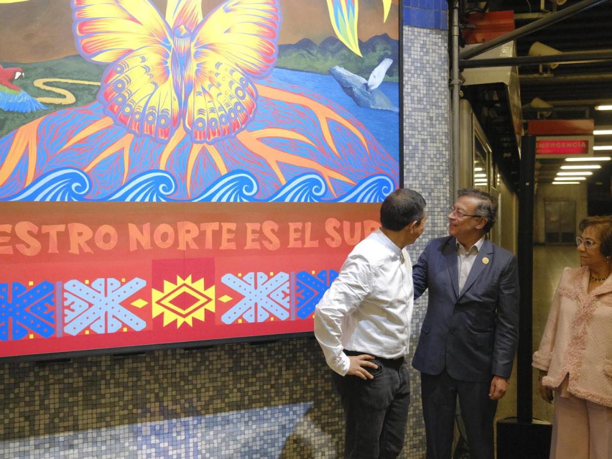 Gustavo Petro presentó el mural del artista 'Guache' en el Metro subterráneo de Chile