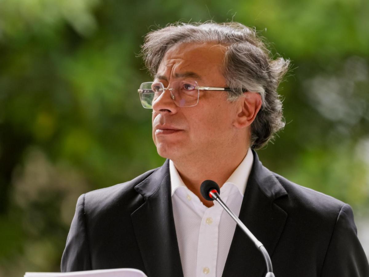 Ataque en Amalfi: Petro anuncia apoyo a familias de policías asesinados y asegura que no se arrepiente de buscar la paz