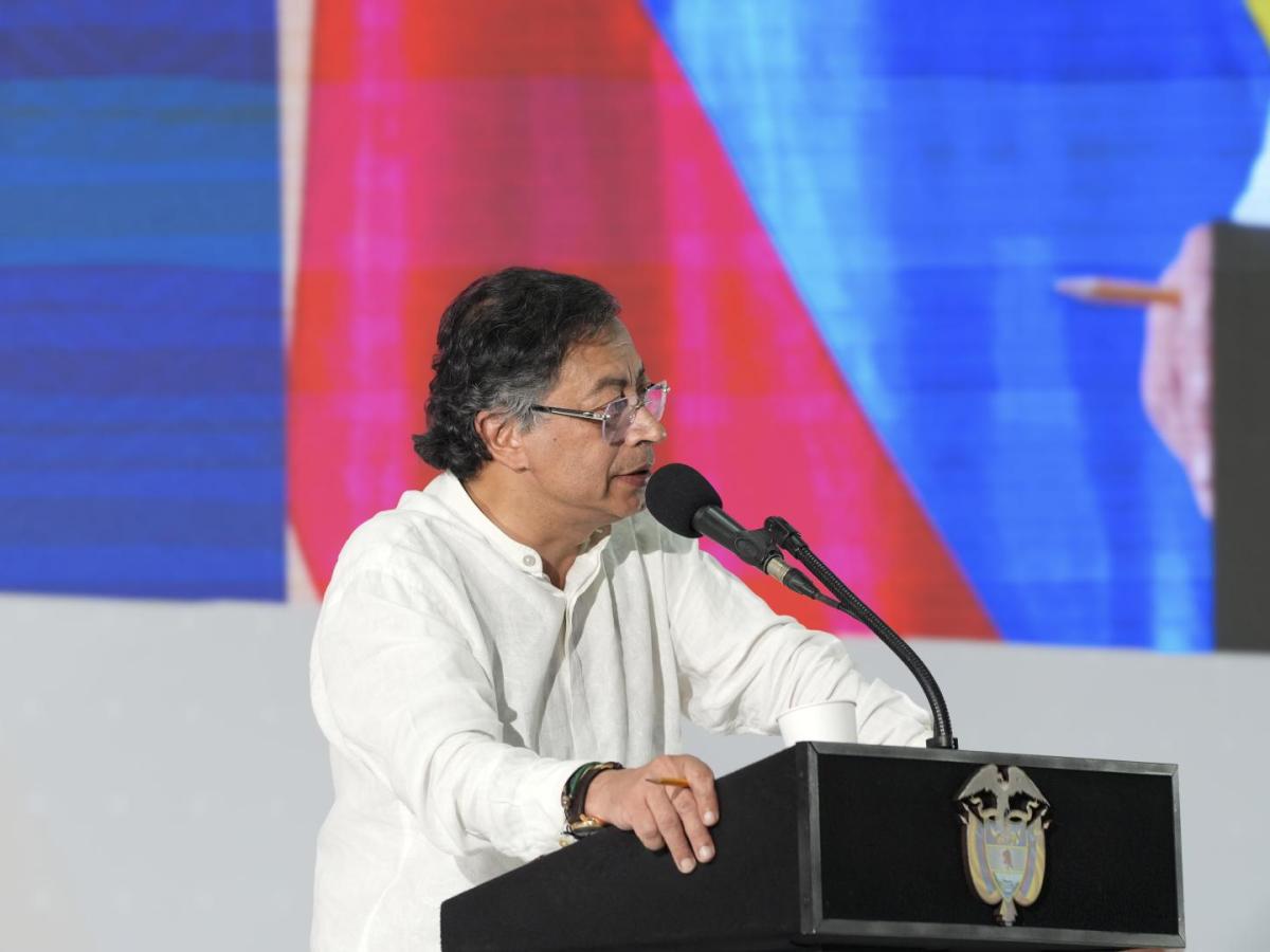 Petro responde a Iván Duque sobre política exterior de Colombia 