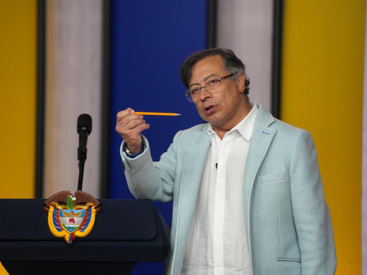 Presidente Petro responde a Duque sobre crítica al sistema de salud