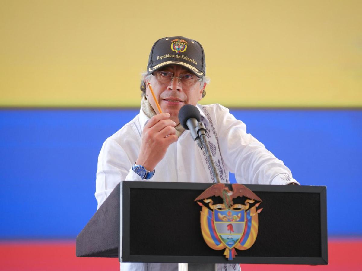 Presidente Petro responde a Uribe sobre orígenes  crisis de la salud