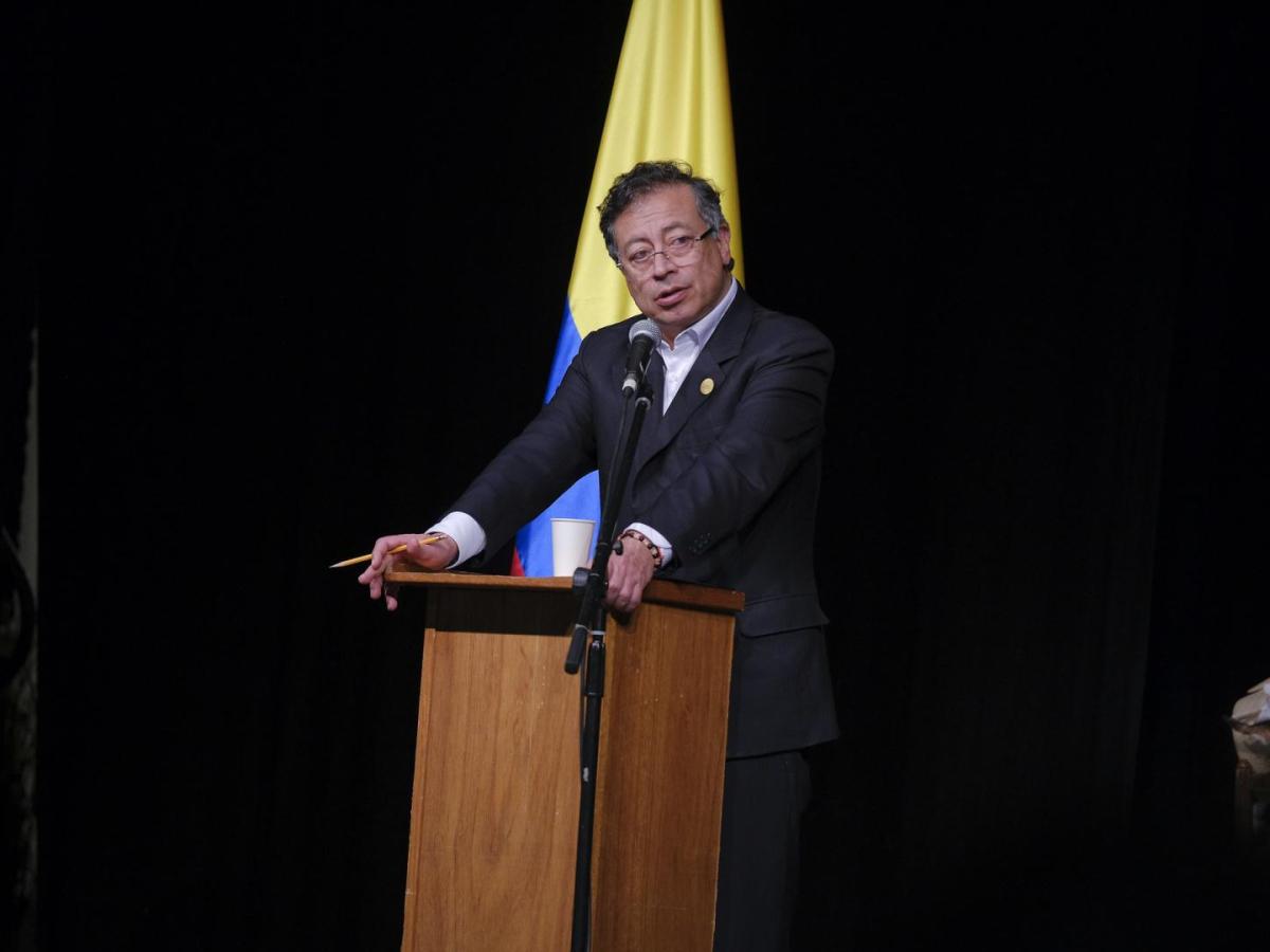 Petro recibe en Bruselas documento con propuestas de migrantes latinoamericanos para la Cumbre CELAC–UE 2025