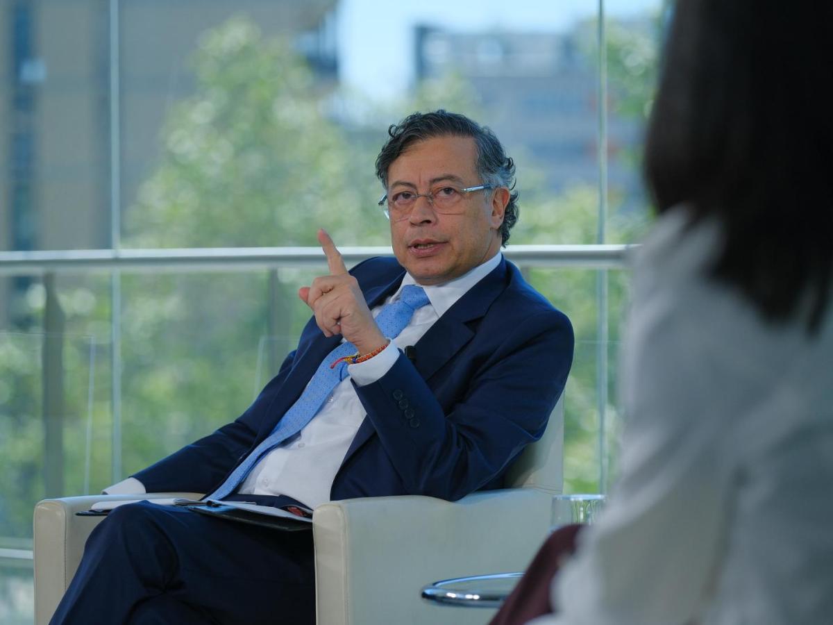 Petro critica ausencia de Leonardo Villar en foro económico