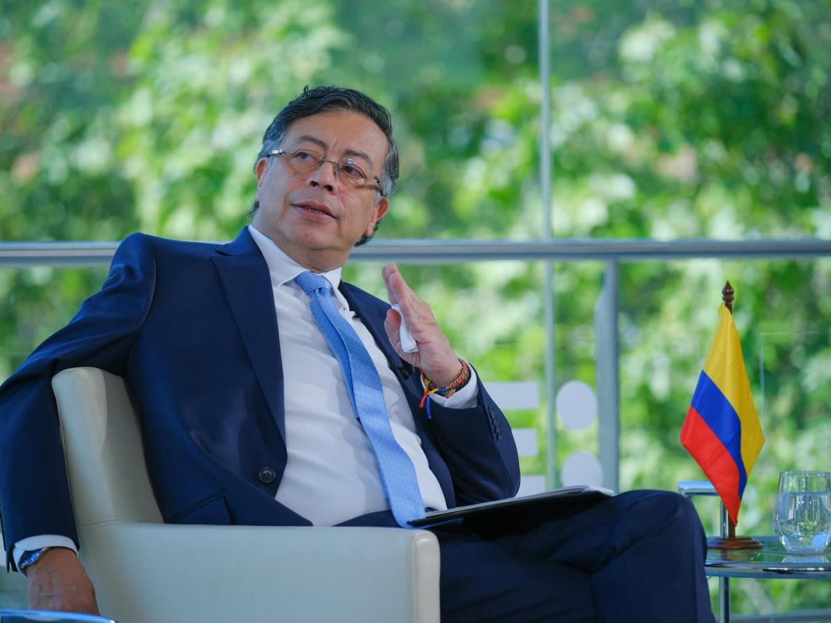 Petro advierte riesgos de volver a energías fósiles