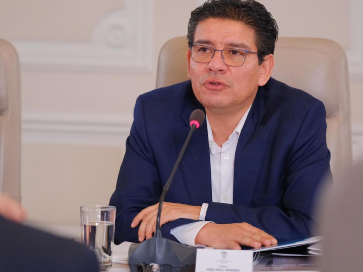 El diario aclaró que los datos sobre ingresos, bienes y obligaciones no corresponden al funcionario, sino a varios homónimos, presentándolos como si fueran una sola persona. 