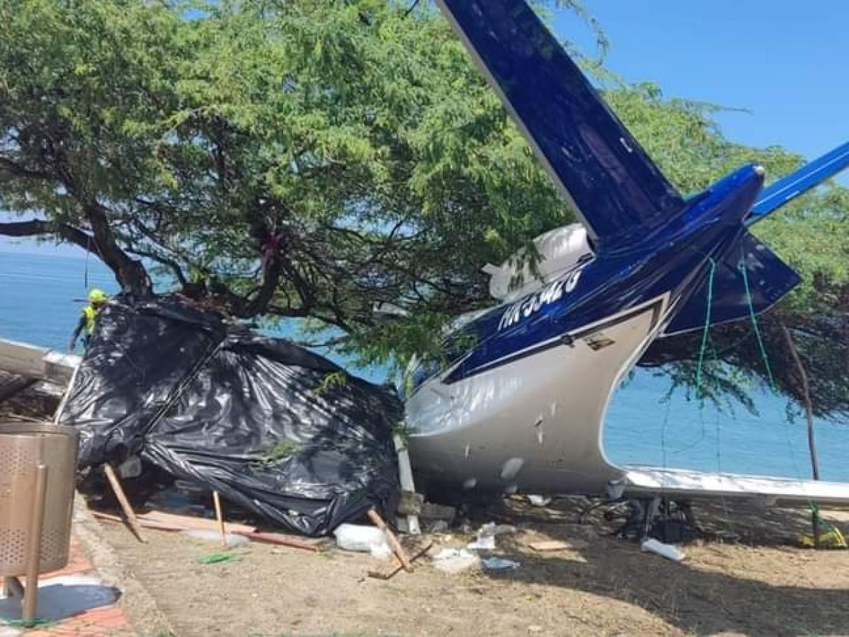 Avioneta se sale de la pista del aeropuerto de Santa Marta Avioneta se sale de la pista del aeropuerto de Santa Marta