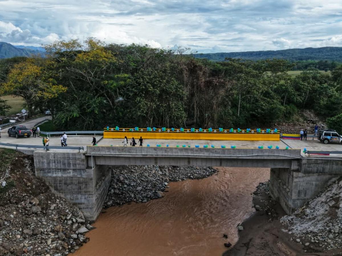 Entregan puente en Amoyá que impulsa la conectividad en Chaparral