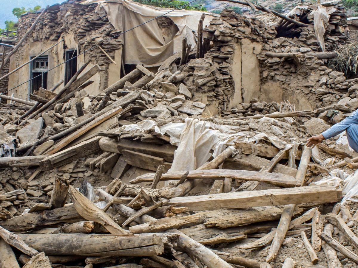 Sismo en Afganistán deja más de 2.200 muertos